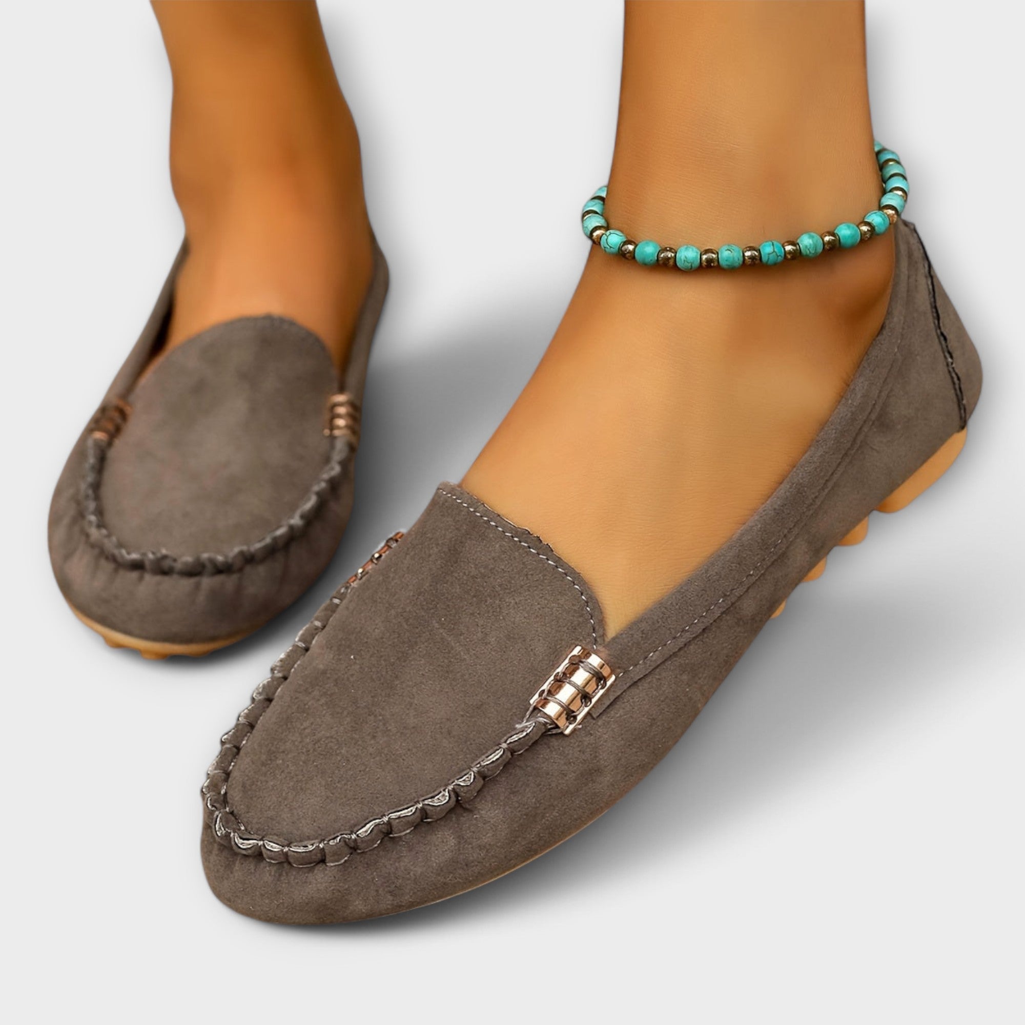 Wildleder-Loafer in Grau mit Ziernähten und goldfarbenem Schnallendetail an der Seite