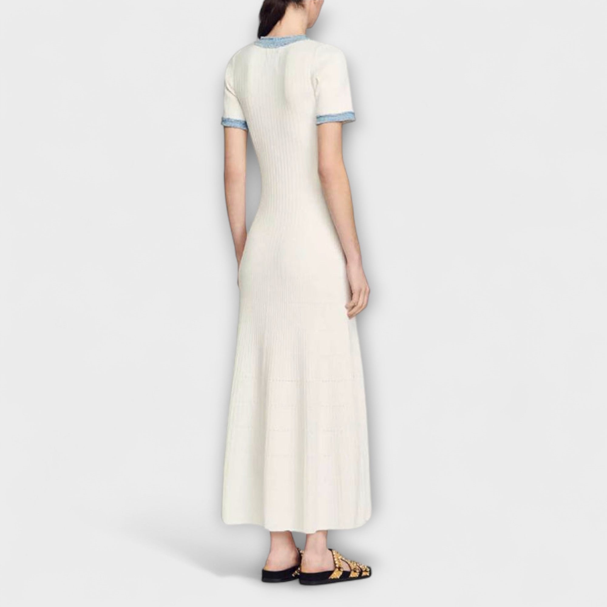 Strukturiertes Maxi-Kleid Hellbeige von hinten mit kurzem Ärmel und blauer Bündchenkante