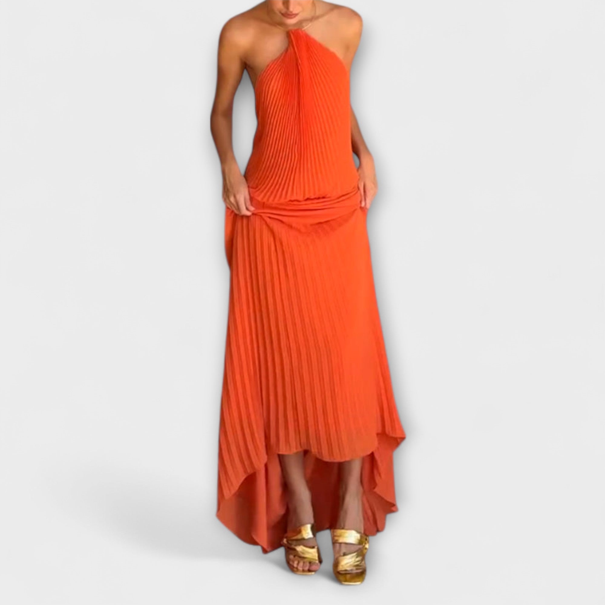 Oranges Plisseekleid mit drapierter Taille und asymmetrischem Saum, ärmellos.