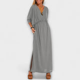 Retro-Maxikleid in Hellgrau mit V-Ausschnitt, geraffter Taille und Seitenschlitz