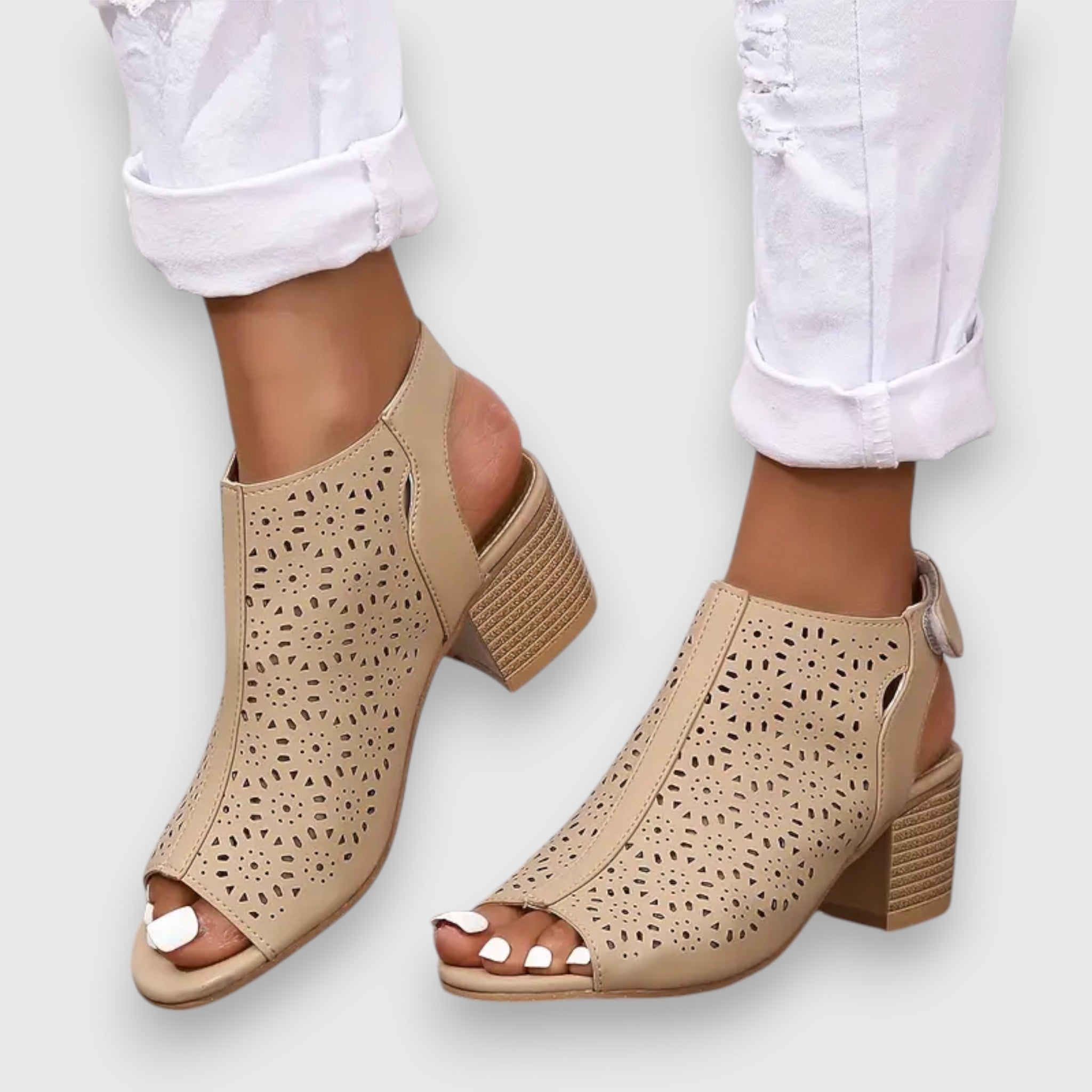 Beige Sandalen mit Lochmuster und Knöchelriemen, Blockabsatz