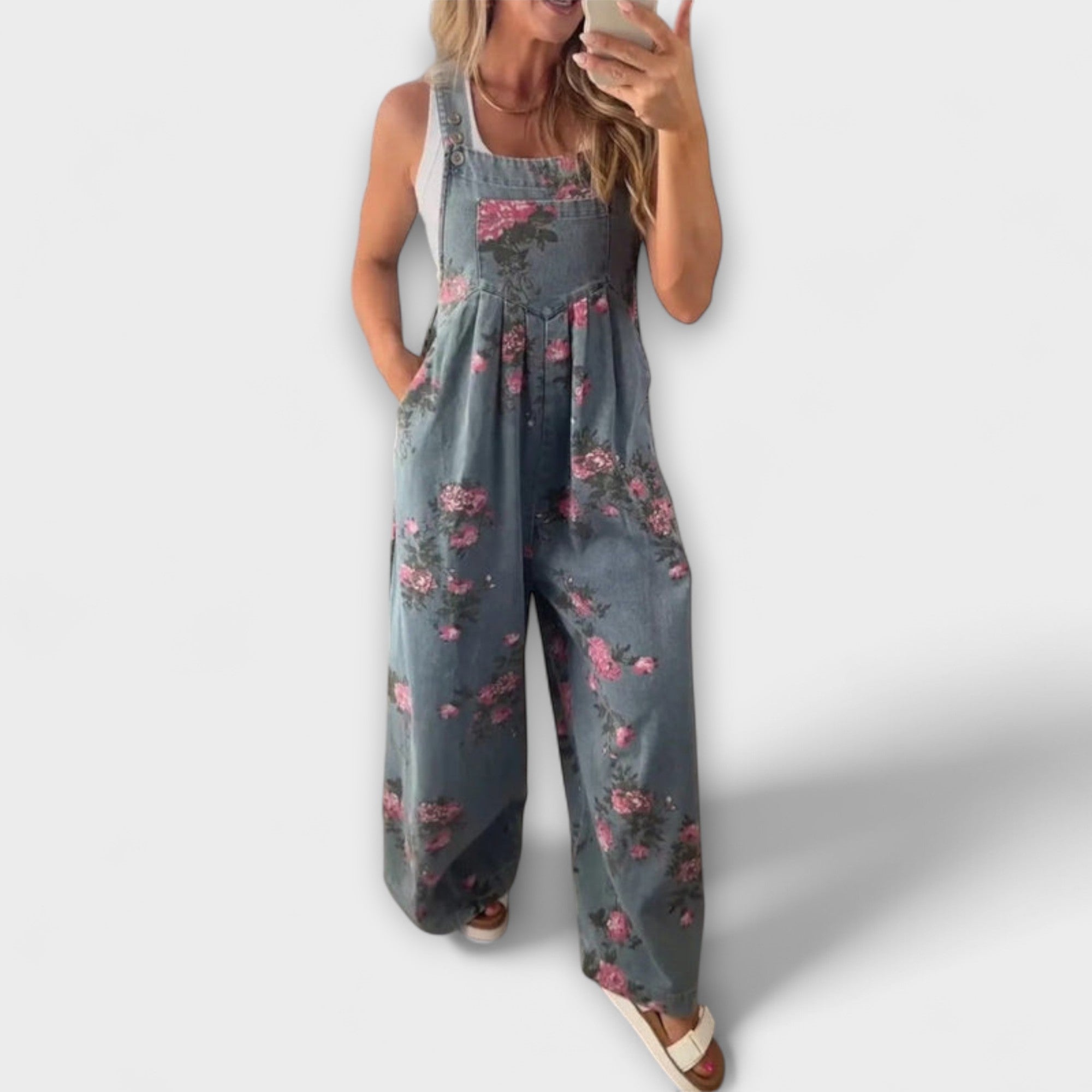 Jeans-Latzhose mit aufgesetzten Taschen, blauem Denim und rosafarbenem Blumenprint