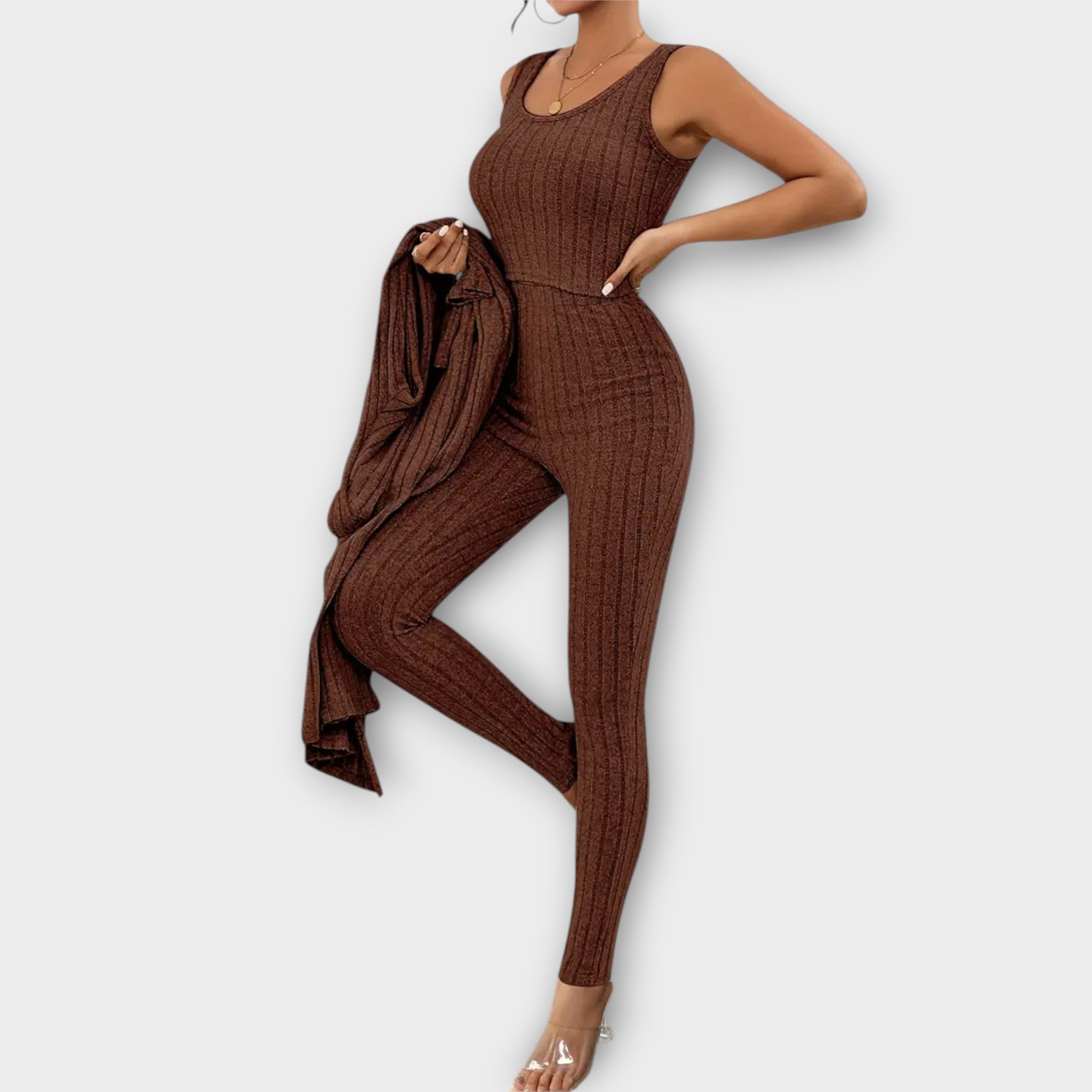 Dreiteiliges Strickset: ärmelloses Oberteil, Hose und langer offener Cardigan, dunkelbraun