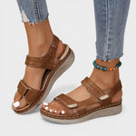 Braune orthopädische Wedge-Sandale mit verstellbaren Riemen und offener Zehenpartie