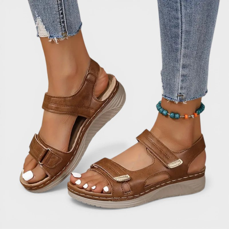 Braune orthopädische Wedge-Sandale mit verstellbaren Riemen und offener Zehenpartie