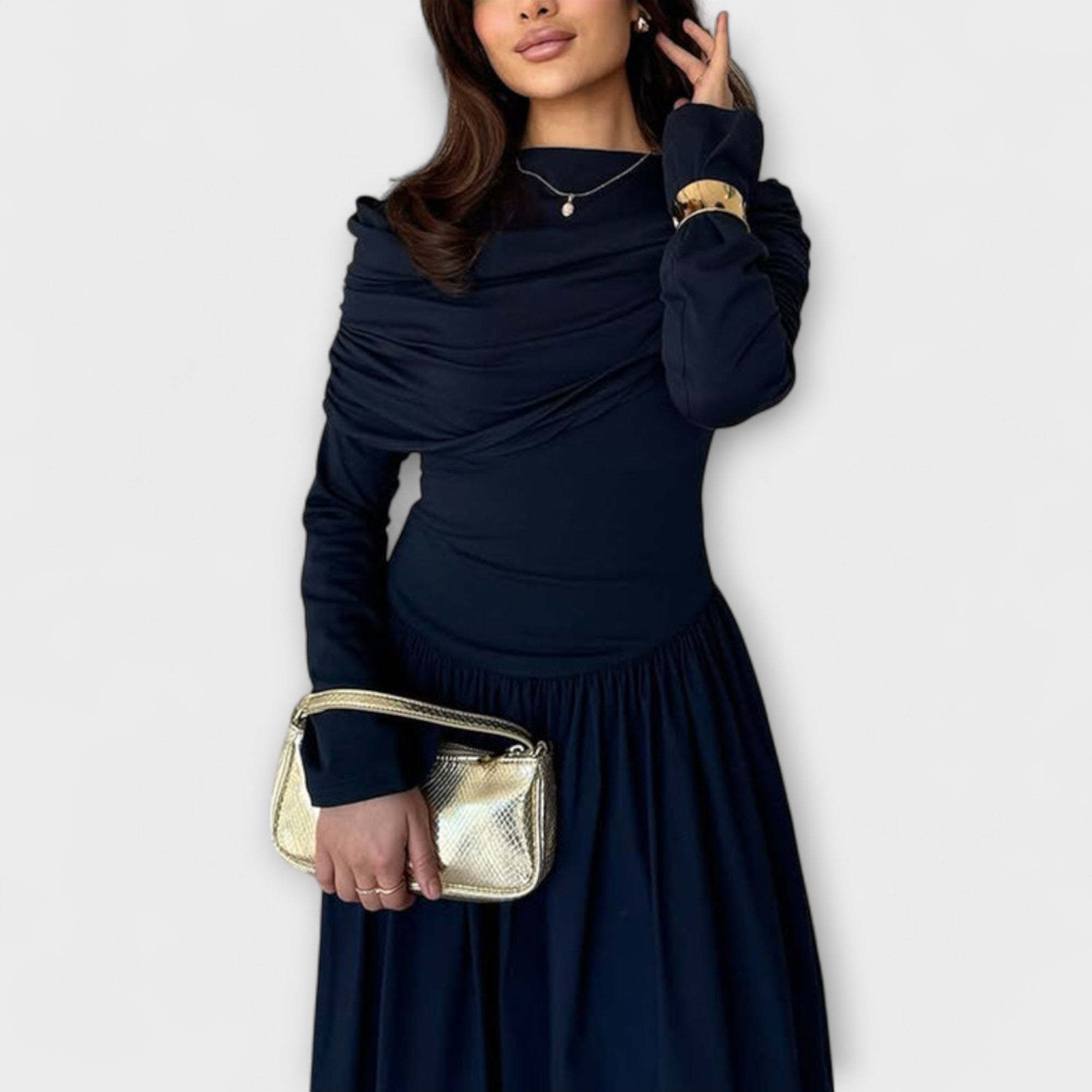 Marineblaues Plissee-Kleid mit gerafftem Oberteil, hohem Kragen und Falten am Saum