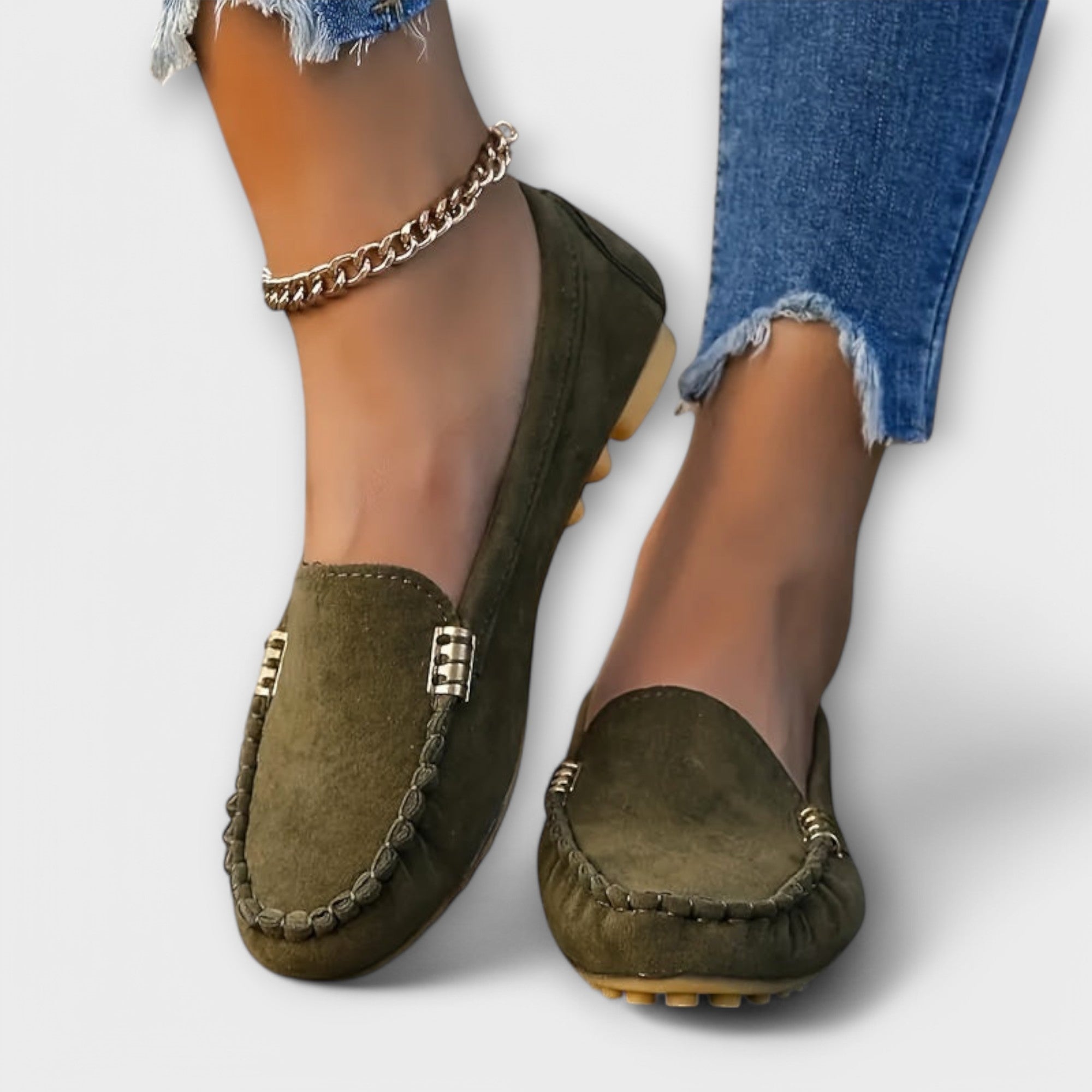 Wildleder-Loafer in Olivgrün mit Ziernähten und goldfarbenem Schnallendetail am Vorderfuß