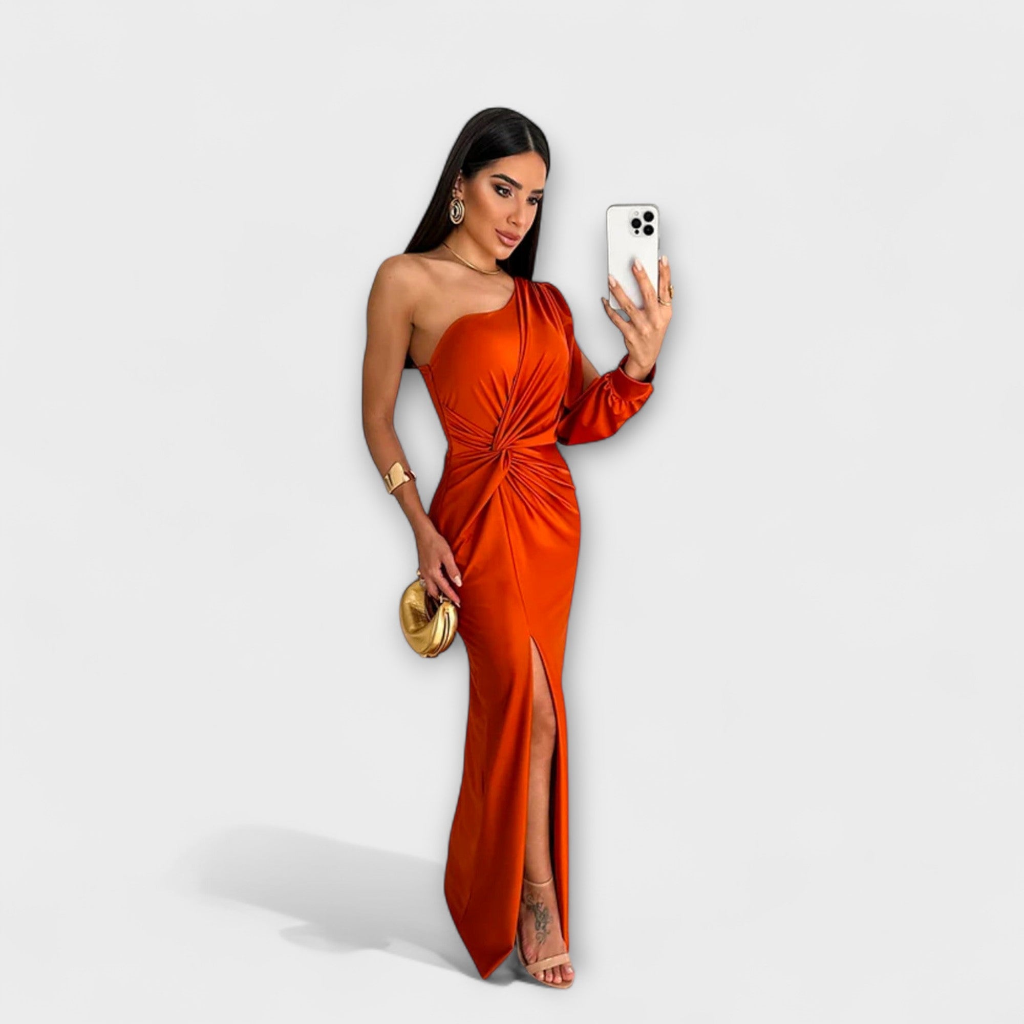 Figurbetontes Satin-Kleid in orange mit drapiertem Oberteil und hohem Schlitz