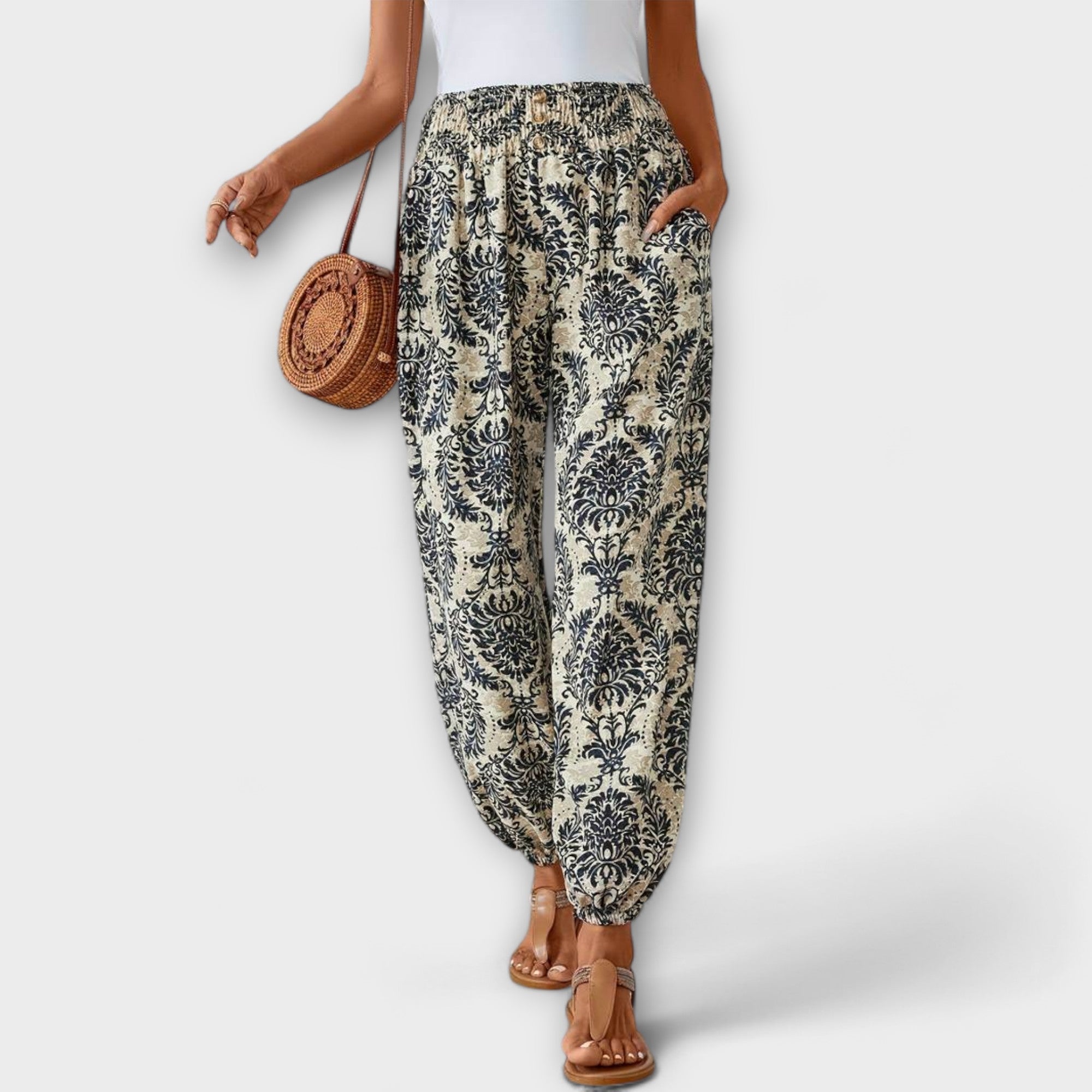 Hose mit blau-schwarzem Ornamentalprint auf hellem Grund, elastischer Bund