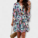 Buntes Midi-Kleid mit Blumenmuster, V-Ausschnitt und Schwingrock mit Volants
