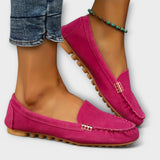 Wildleder-Loafer in Pink mit niedrigem Blockabsatz und goldfarbenem Riemendetail