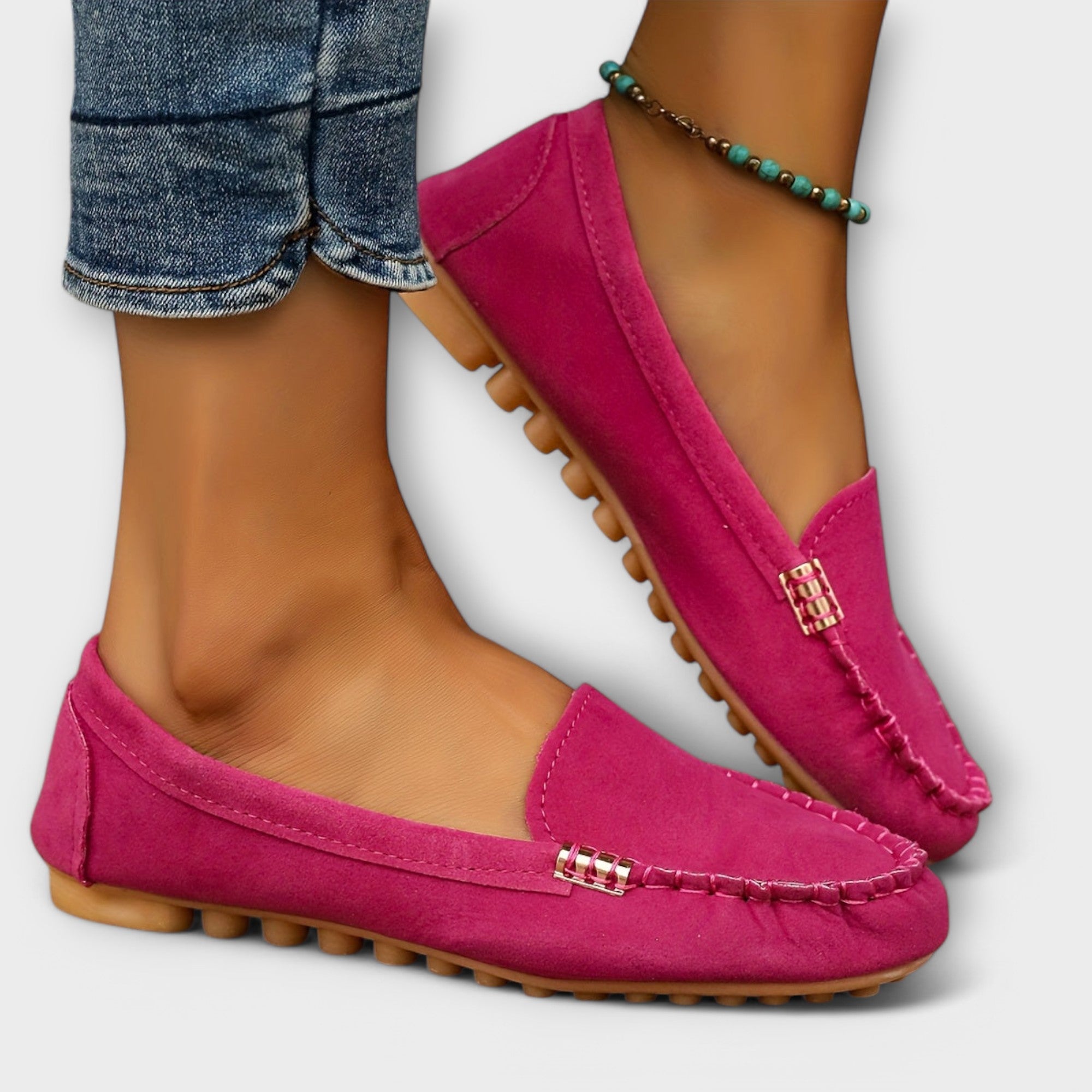 Wildleder-Loafer in Pink mit niedrigem Blockabsatz und goldfarbenem Riemendetail