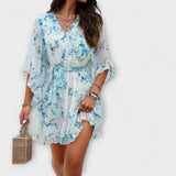 Hellblaues Midi-Kleid mit Blumenmuster, V-Ausschnitt, fließender Rock mit Volants