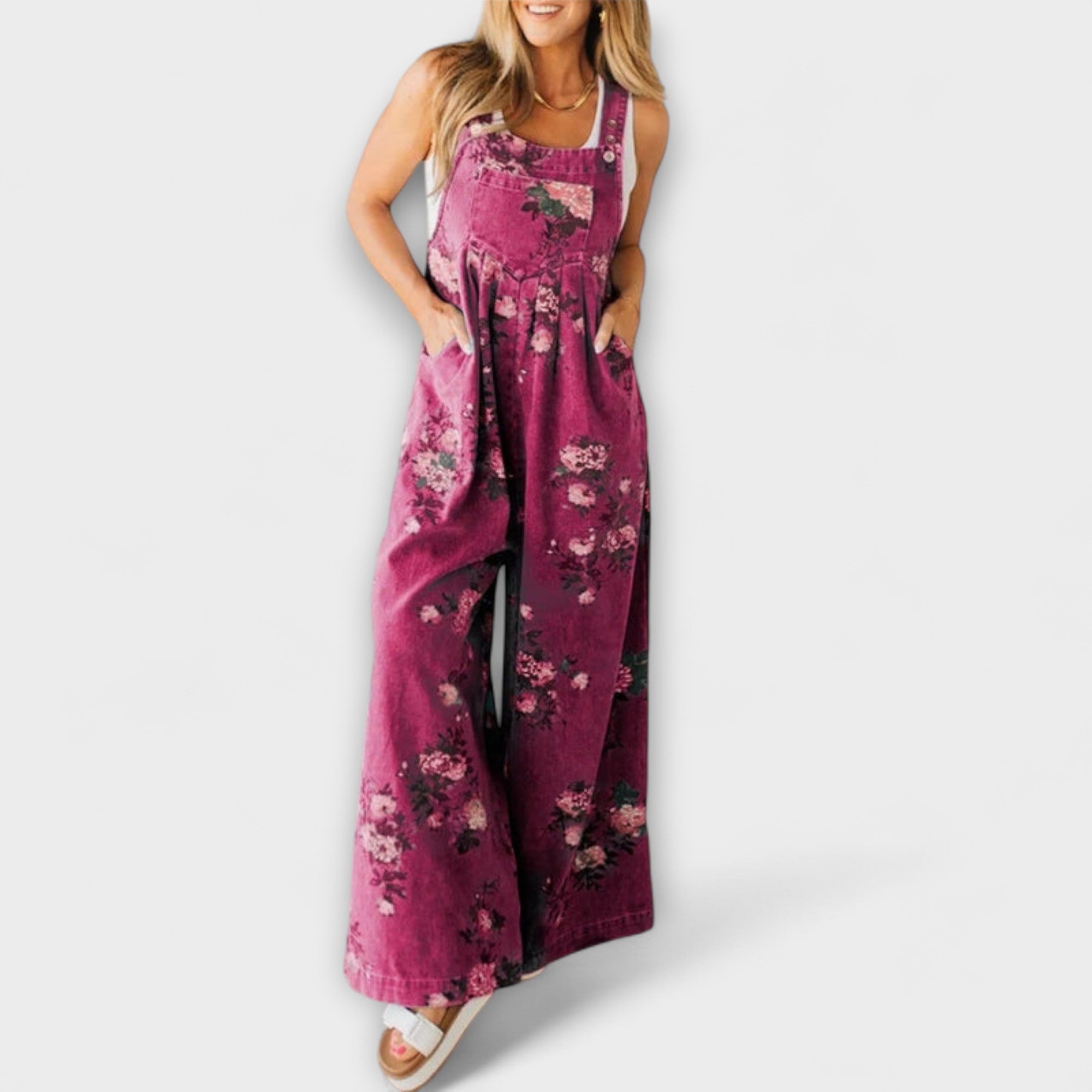 Jeans-Latzhose mit weitem Bein, weinrotem Denim und rosafarbenem Blumenprint