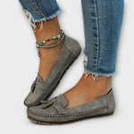 Lise-Slipper in Grau mit Ziersäumen, Schlaufe-Schnürung und Profilsohle