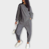 Grauer Zweiteiler: Langarmshirt mit Bündchen und lockerer Jogginghose