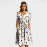 Blumenkleid mit kurzen Ärmeln, Rundhalsausschnitt und geraffter Taille, weißbunt