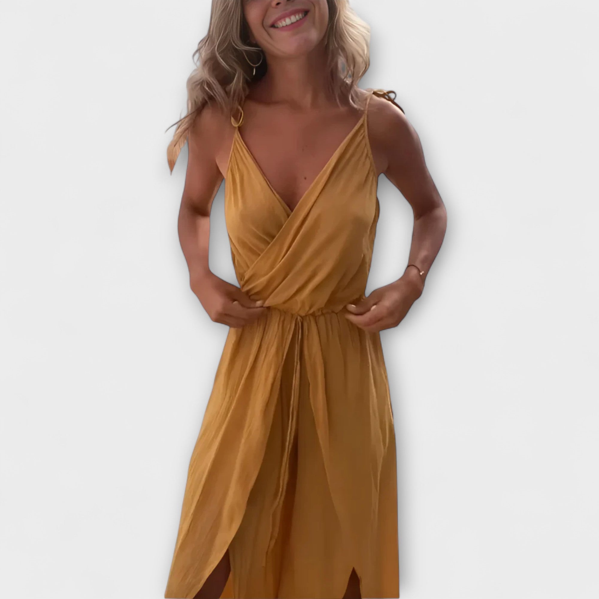 Gelber Jumpsuit mit gekreuztem V-Ausschnitt und Taillenbund, ärmellos, Seitenschlitze.