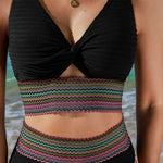 Nahaufnahme schwarzes Bikini-Oberteil mit Knoten-Detail und mehrfarbigem Streifenbund