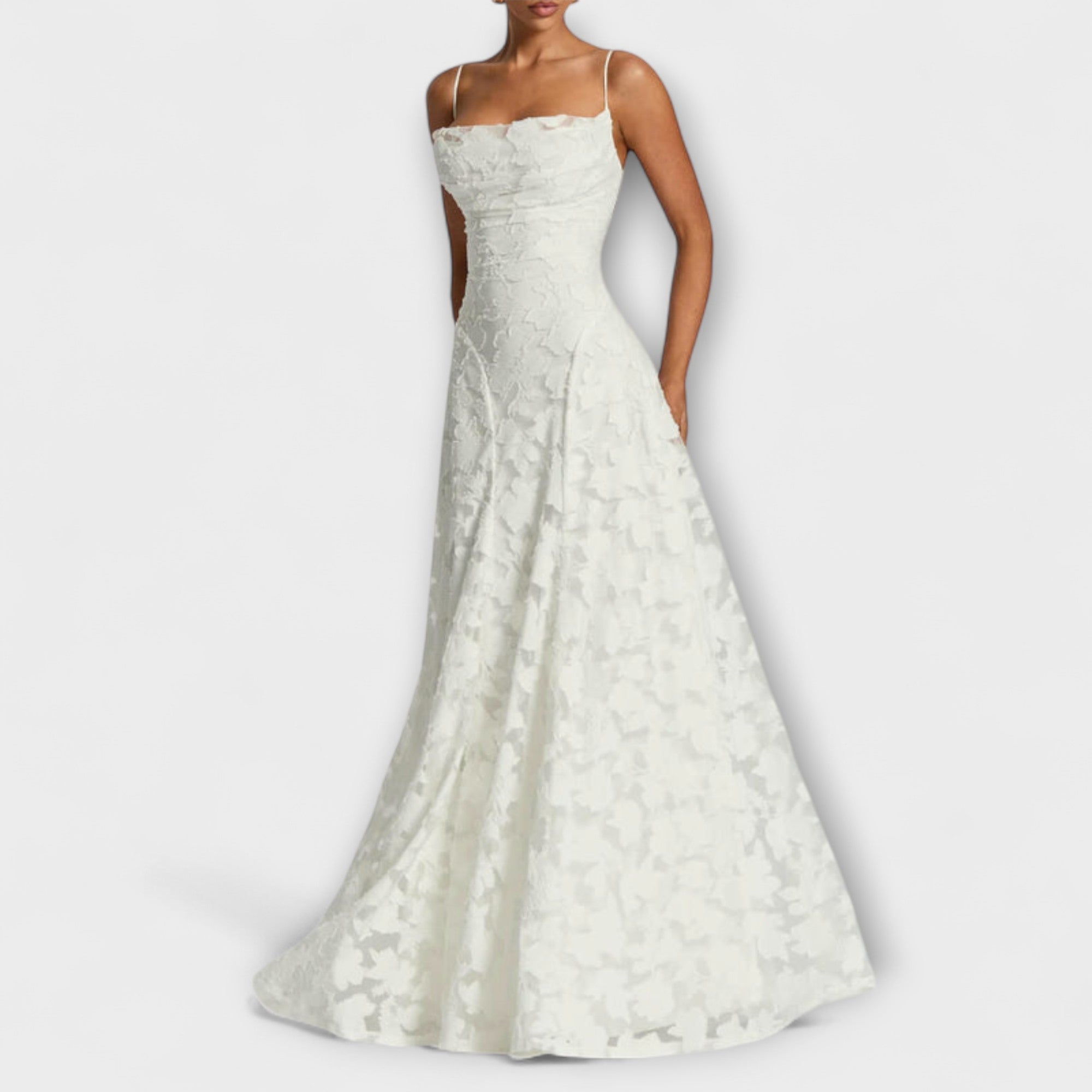Weißes Jacquard-Maxikleid, schmaler Trägerstil und weit schwingender Rock