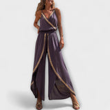 Dunkelvioletter Jumpsuit mit Trägern, V-Ausschnitt und goldener Kordelstickerei an den Beinen