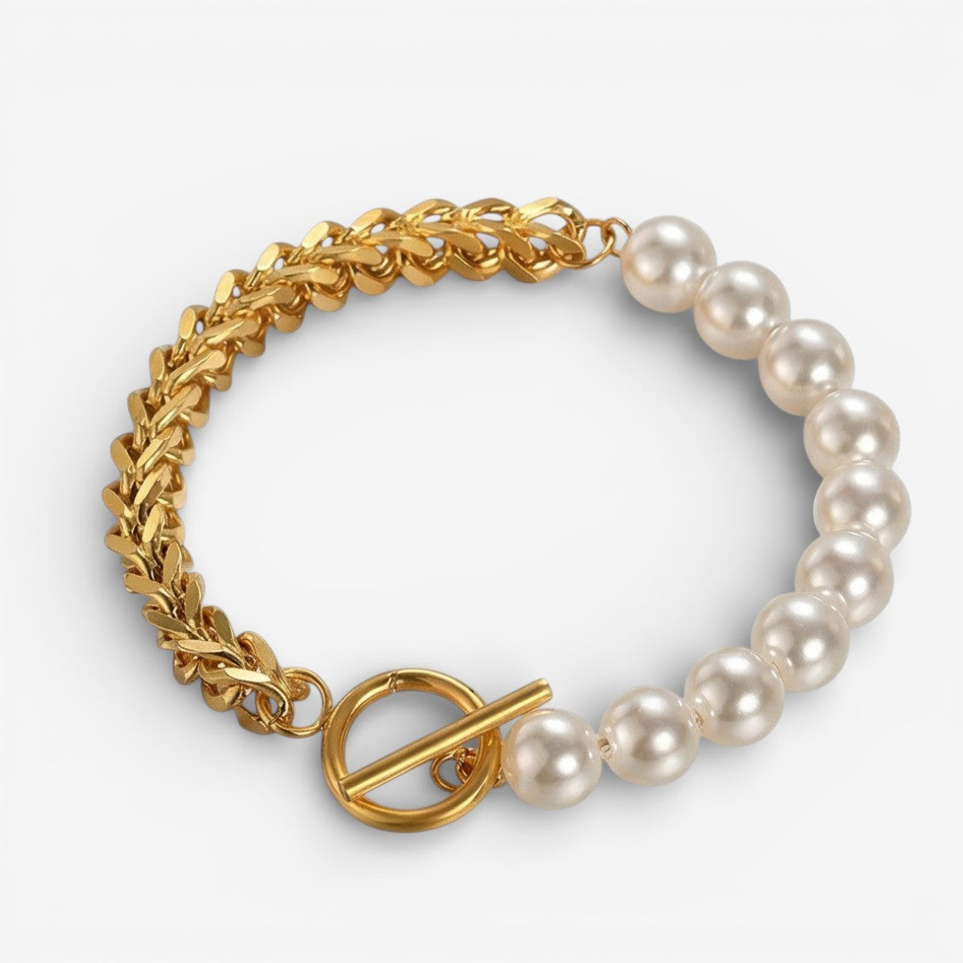 Goldfarbenes Armband mit Gliederkette, weißen Perlen und rundem Klappverschluss