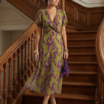 Midi-Kleid mit V-Ausschnitt, Puffärmeln und lila Blüten auf Olivgrün, Taillengürtel