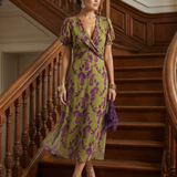 Midi-Kleid mit V-Ausschnitt, Puffärmeln und lila Blüten auf Olivgrün, Taillengürtel