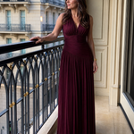 Burgunderrotes ärmelloses Midi-Kleid mit V-Ausschnitt und plissiertem Rock, Standansicht
