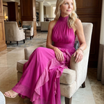 Pinkes Maxikleid mit hohem Hals, geraffter Taille und voluminösen Rüschenschichten