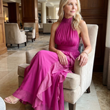 Pinkes Maxikleid mit hohem Hals, geraffter Taille und voluminösen Rüschenschichten