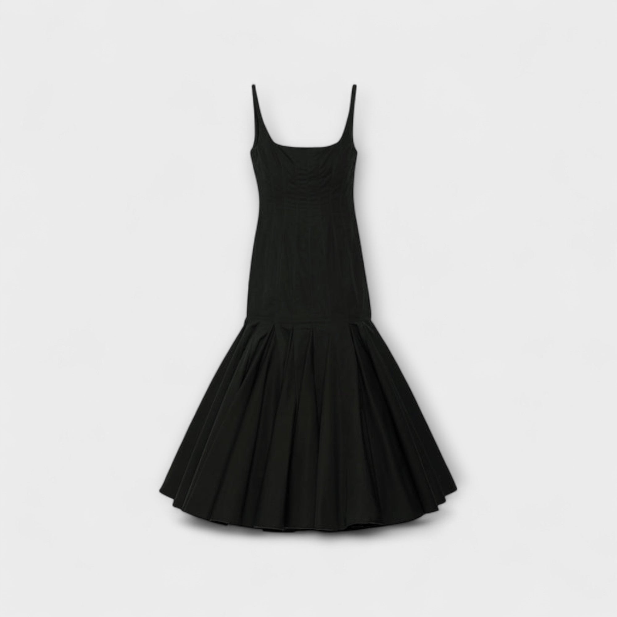 Schwarzes Midi-Kleid mit Spaghettiträgern und Faltenrock, figurbetontes Oberteil