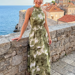 Grünes Midi-Kleid mit geraffter Taille, abstraktem Blattdruck und schwingendem Rock