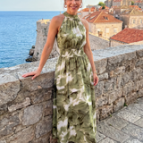 Grünes Midi-Kleid mit geraffter Taille, abstraktem Blattdruck und schwingendem Rock