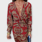 Elegantes Kleid mit langen Ärmeln, rotes Kleid mit goldfarbenem Muster, V-Ausschnitt