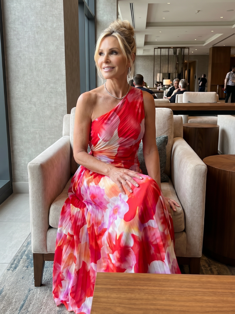 Midi-Kleid mit einseitig plissiertem Oberteil, ärmellos, Rot-Pink-Blumenmuster, fließender Rock