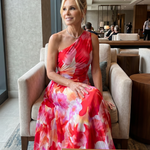 Midi-Kleid mit einseitig plissiertem Oberteil, ärmellos, Rot-Pink-Blumenmuster, fließender Rock