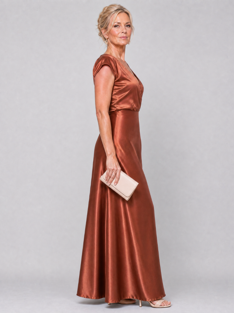 Braunes Maxikleid mit Wickeloptik, kurze Ärmelpartie und V-Ausschnitt; seitlich
