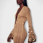 Goldfarbenes Strick-Maxikleid mit Taillennaht und langen Ärmeln, bestickt mit Pailletten