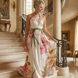Maxikleid mit Halterneck, ärmellos, Blumenprint auf hellem Grund, Gürtel in Taillenhöhe