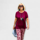 Sommer-Ensemble: bordeauxrotes Kurzarmshirt (Rundhalsausschnitt) mit gemusterter Schlupfhose