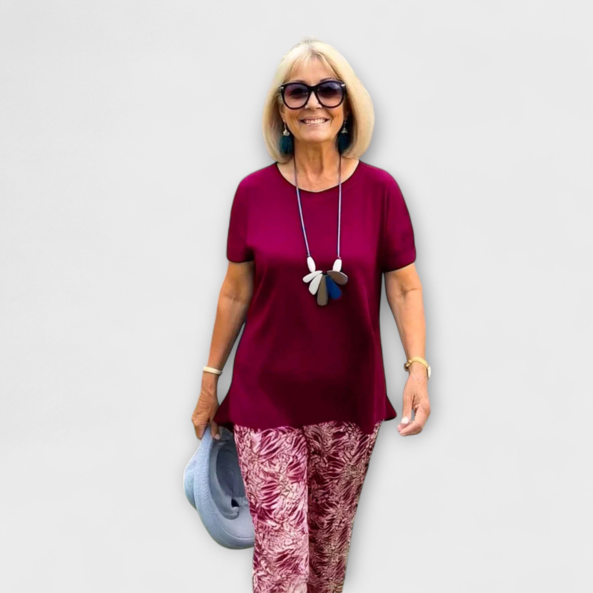 Sommer-Ensemble: bordeauxrotes Kurzarmshirt (Rundhalsausschnitt) mit gemusterter Schlupfhose