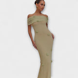 Schulterfreies Maxikleid im Detail: florale Stickerei, geraffter Off-Shoulder-Saum