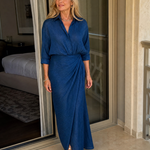Marineblaues Maxikleid mit langen Ärmeln und Wickel-Front, schwingender Saum