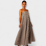 Gestreiftes Bandeau-Maxikleid mit Volant-Saum und langen, weit fallenden Rockbahnen