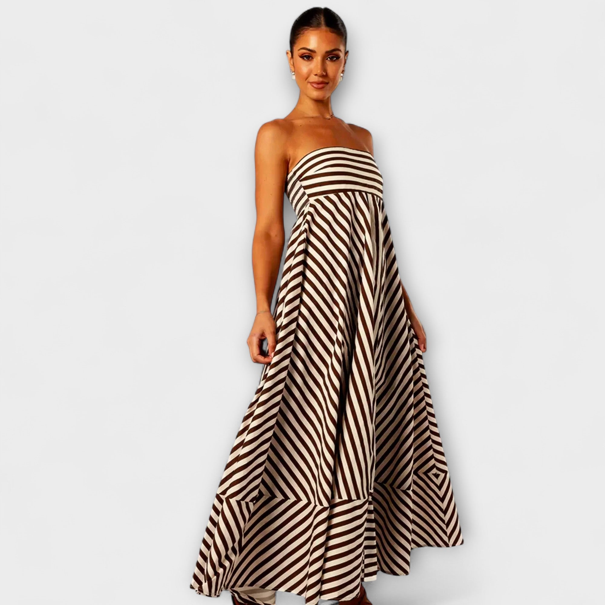 Gestreiftes Bandeau-Maxikleid mit Volant-Saum und langen, weit fallenden Rockbahnen