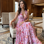 Halterneck-Rüschentop Maxikleid, pinkes Floral, sitzende Modellansicht, Volants am Rock