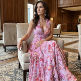 Halterneck-Rüschentop Maxikleid, pinkes Floral, sitzende Modellansicht, Volants am Rock