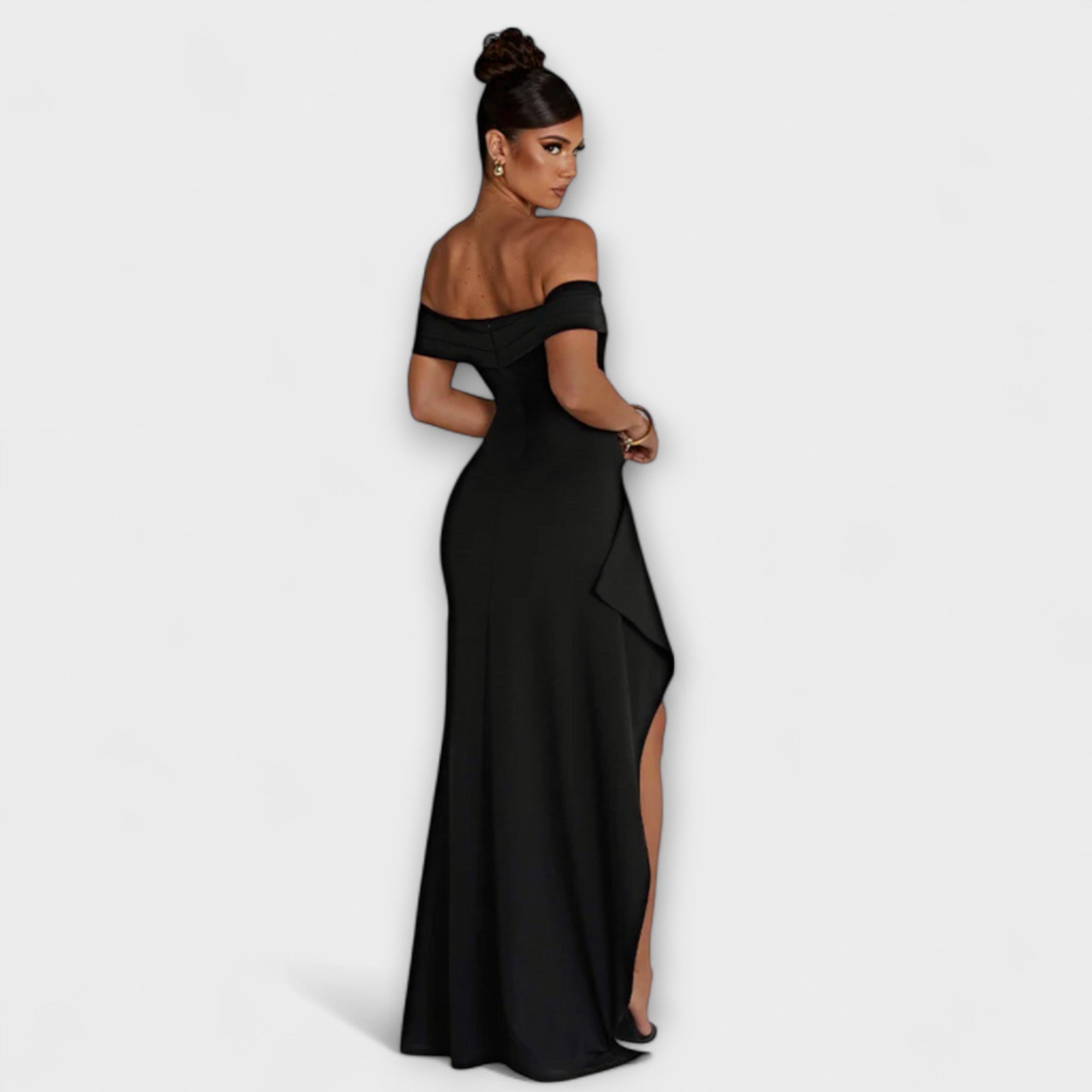 Schwarzes Maxi-Kleid mit schulterfreiem Rückenausschnitt und Beinschlitz