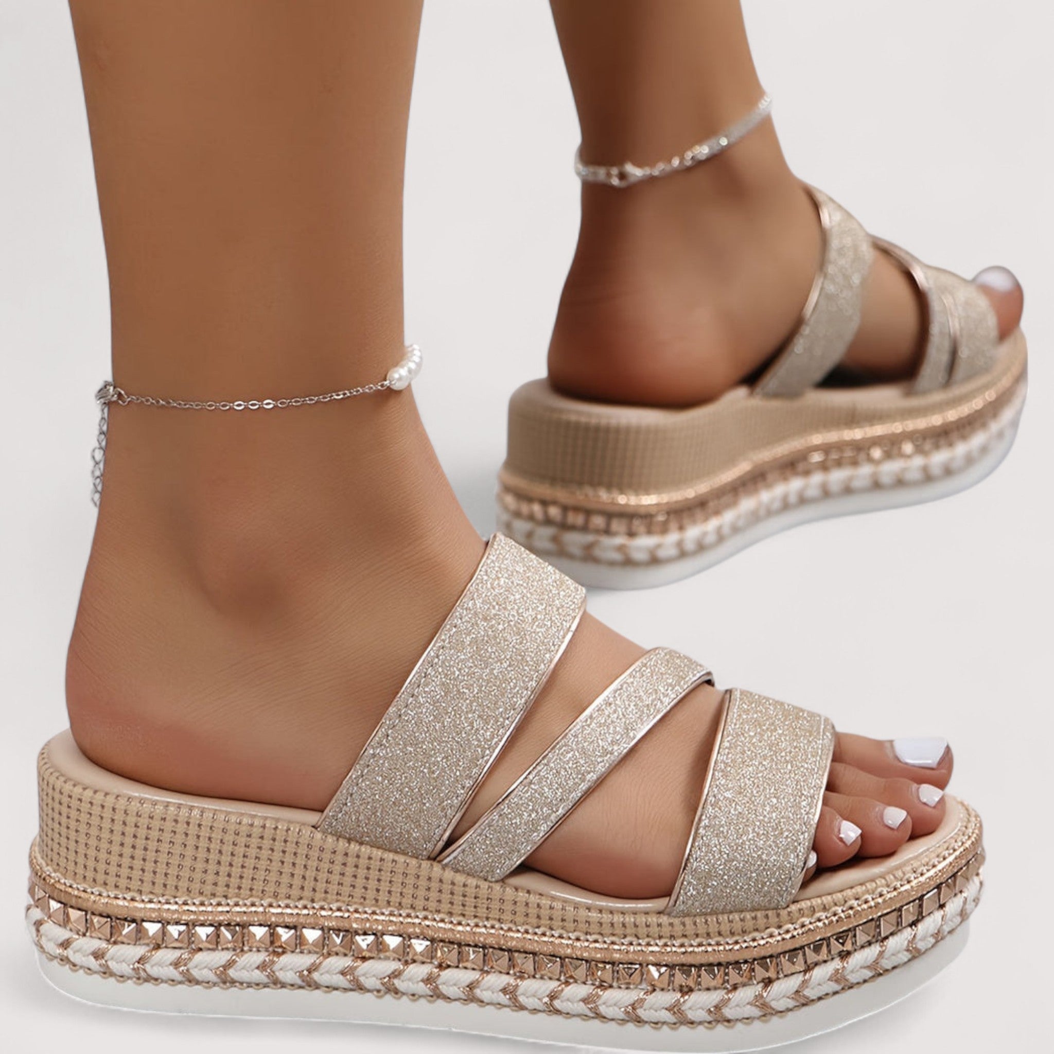 Goldene Glitzer-Sandalen mit Knöchelarmband, drei Riemen und robuster Plateau-Sohle